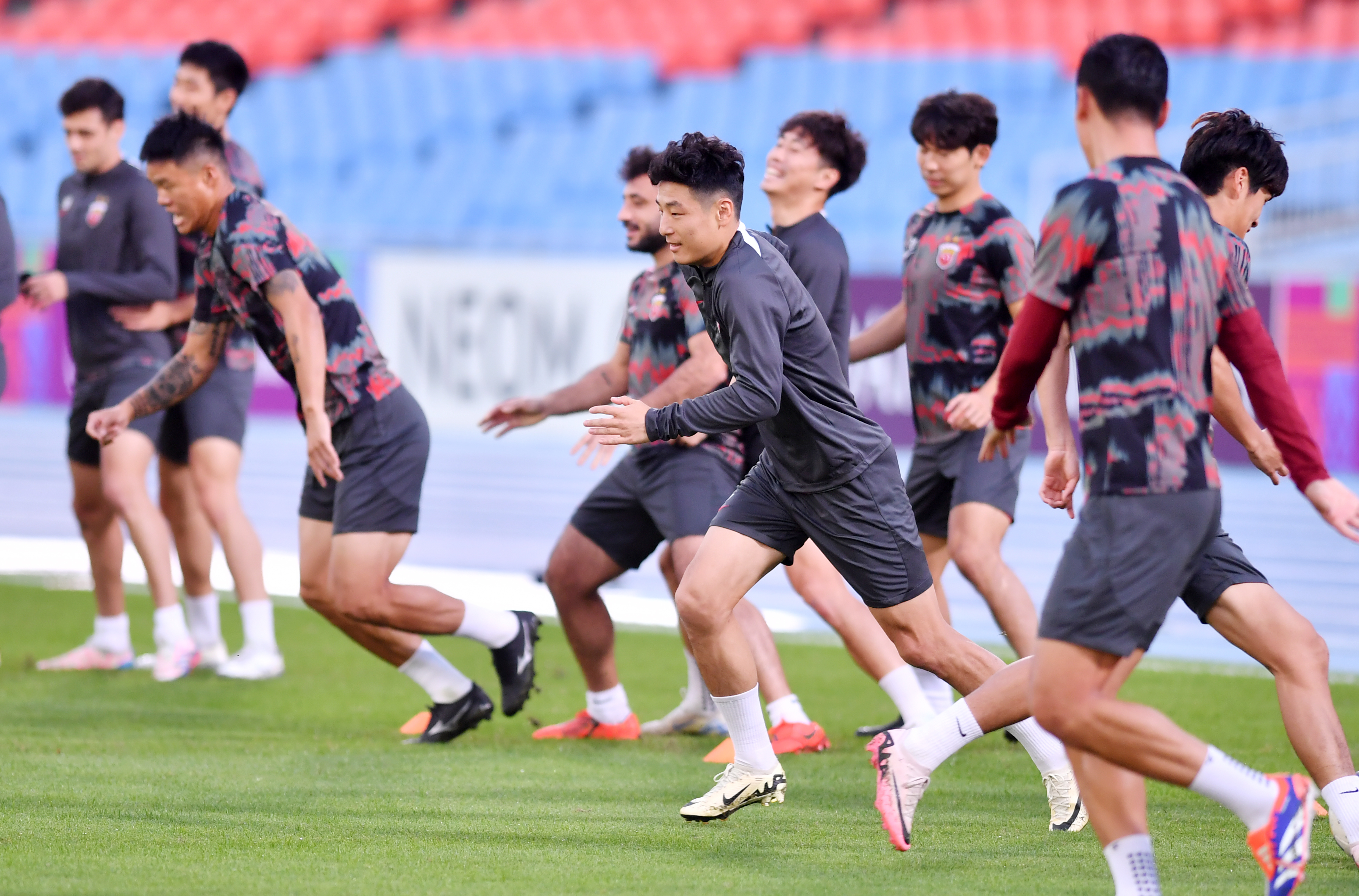 包含意大利杯赛程吃紧，上海海港赛后遗憾出局，气氛紧张，控场能力受关注的词条