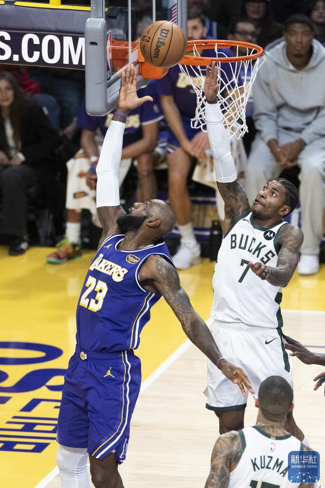 包含转会期突围战来临，密尔沃基雄鹿围绕CBA常规赛篮板制胜，气氛紧张，临场指挥获称赞的词条